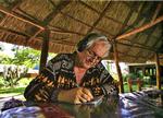 dedikeret. 63-årige Henning Mankell kan arbejde alle steder. Han skriver på flyet og på hotellet, og uanset om han er alene eller sammen med andre. 
