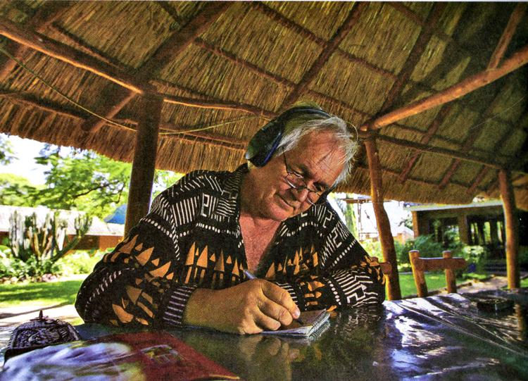 dedikeret. 63-årige Henning Mankell kan arbejde alle steder. Han skriver på flyet og på hotellet, og uanset om han er alene eller sammen med andre. 