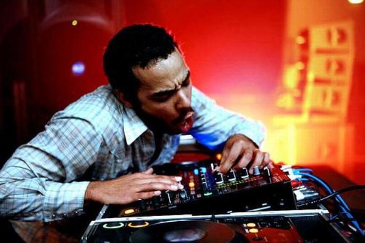 Dødsfald. DJ Mehdi - med det borgerlige navn Mehdi Favéris-Essadi - var en af de første i det parisiske klubmiljø til at mixe hiphop og electro. 