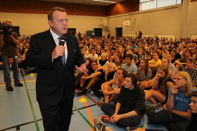 Udfordringsretorik. Statsministeren har talt om krisen og løsningerne på den gennem hele valgkampen. Her for de unge på Virum Gymnasium. 