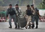 Angreb. Afghanske sikkerhedsstyrker bærer på liget af en kollega, som blev dræbt under Talebans angreb på ambassadekvarteret i Kabul i går. 