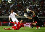 Desertør. Carvalho (liggende) nåede at spille 75 gange for Portugal. En af kampene var 2-3-nederlaget til Danmark i VM-kvalifikationsmatchen i Lissabon for snart tre år siden. 
