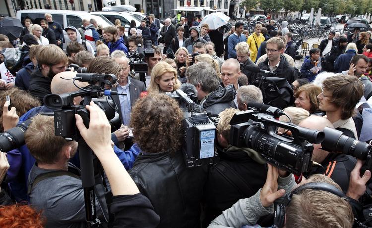 VALG. Socialdemokraternes Helle Thorning-Schmidt og SF's Villy Søvndal delte i dag i fællesskab flyers ud i København. 