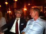 Røg. Integrationsminister Søren Pind (tv.) og folketingskandidat Martin Geertsen, begge fra Venstre, kæmper for rygning fra hver deres barstol. 