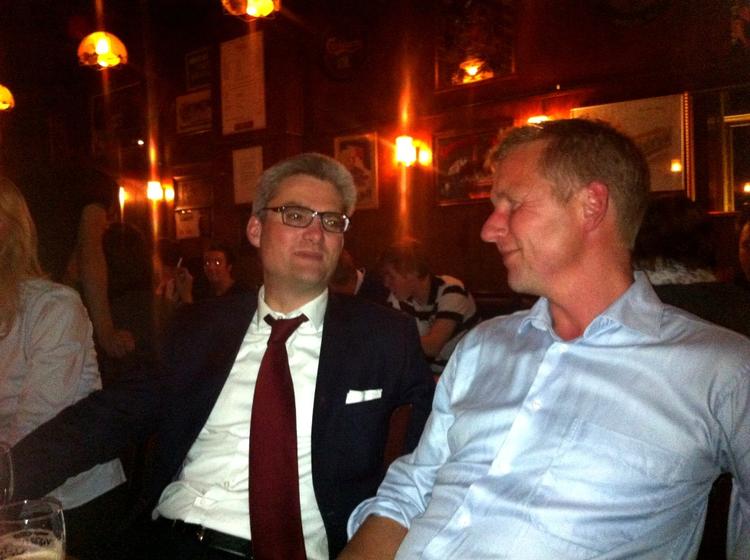 Røg. Integrationsminister Søren Pind (tv.) og folketingskandidat Martin Geertsen, begge fra Venstre, kæmper for rygning fra hver deres barstol. 