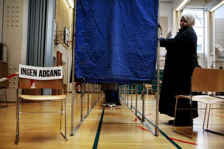 Forfald? Den politiske sfære forsumper i meningsmålinger og populisme. Hovedansvaret må placeres hos politikerne selv. Forhåbentligt kan folketingsvalget vende udviklingen. 