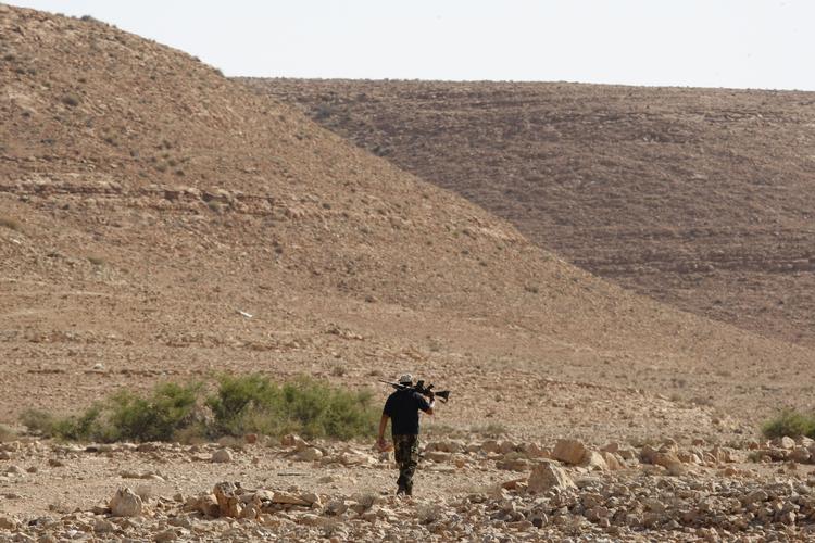 Nedtælling. En soldat fra overgangsrådet patruljerer tæt på det sidste checkpoint ind til den omstridte by Bani Walid. 