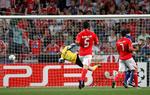 PASSERET. Anders Lindegaard måtte én gang give fortabt, da Oscar Cardozo trykkede af, og bragte Benfica foran. 