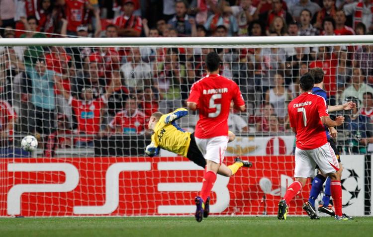 PASSERET. Anders Lindegaard måtte én gang give fortabt, da Oscar Cardozo trykkede af, og bragte Benfica foran. 