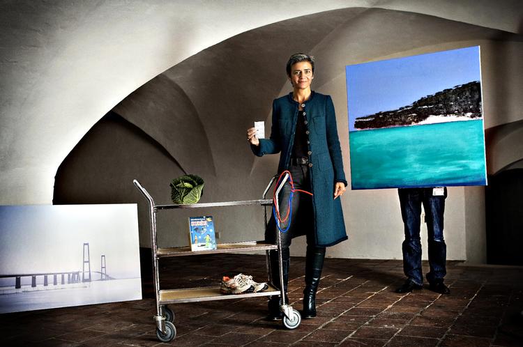 privat. Politiken har bedt samtlige ni kulturordførere om at vise deres egne kulturgenstande frem og fortælle om dem. Her er det radikale Margrethe Vestager. 