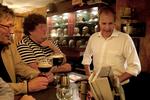Værtshus. Peter Skaarup (DF) som gæstebartender på Toga. 