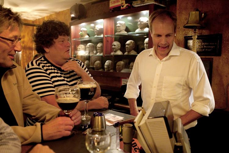 Værtshus. Peter Skaarup (DF) som gæstebartender på Toga. 