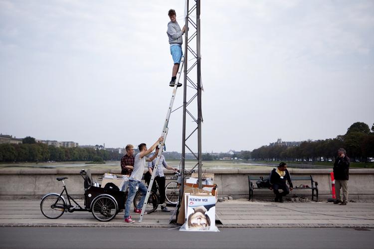 Frivillige. Der er kamp om pladsen, og nogle af de frivillige har ventet på Dronning Louises Bro i flere timer for at få den øverste plads på den trafikerede bro på Nørrebro. 