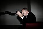 Derfor. Statsminister Lars Løkke Rasmussen understreger sit argument i en debat under valgkampen. 