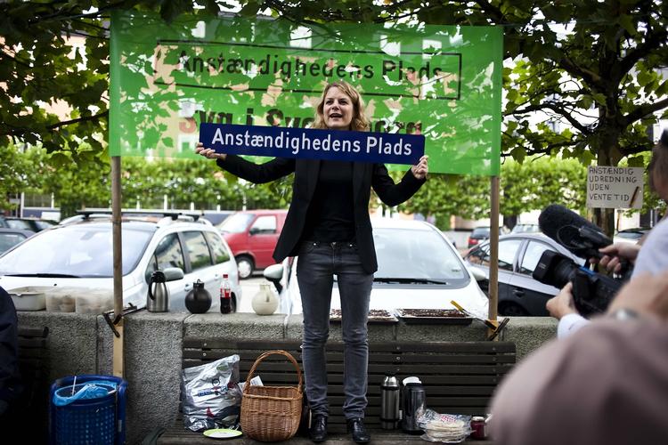 Optur. Leder af Enhedslisten, Johanne Schmidt-Nielsen, møder folk, der kæmper mod bureaukrati i Svendborg. 