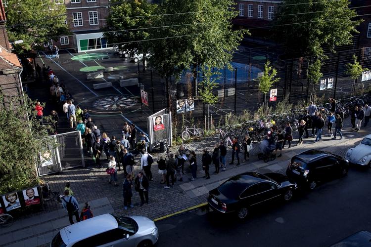 Kø. De første vælgere stod i kø for at komme til stemmeurnerne på Hillerødgade Skole på Nørrebro i København. 