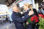 Kampklare. Villy Søvndal (SF) og Helle Thorning-Schmidt (S) fik tid til et hurtigt formiddagsmøde på Nørreport imellem de sidste krampetrækninger for at få vælgerne i tale. Foto: Jacob Ehrbahn 