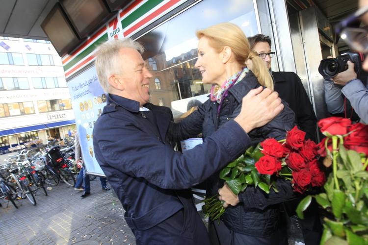 Kampklare. Villy Søvndal (SF) og Helle Thorning-Schmidt (S) fik tid til et hurtigt formiddagsmøde på Nørreport imellem de sidste krampetrækninger for at få vælgerne i tale. Foto: Jacob Ehrbahn 