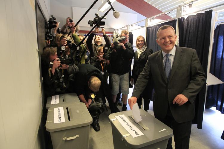Slutspurt. Statsminister Lars Løkke Rasmussen afgiver sin stemme i Gribskovhallen i Nordsjælland. 