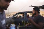Møde. Den franske og den britiske regeringsleder er netop landet i Libyen for at støtte oprørsrådet. 