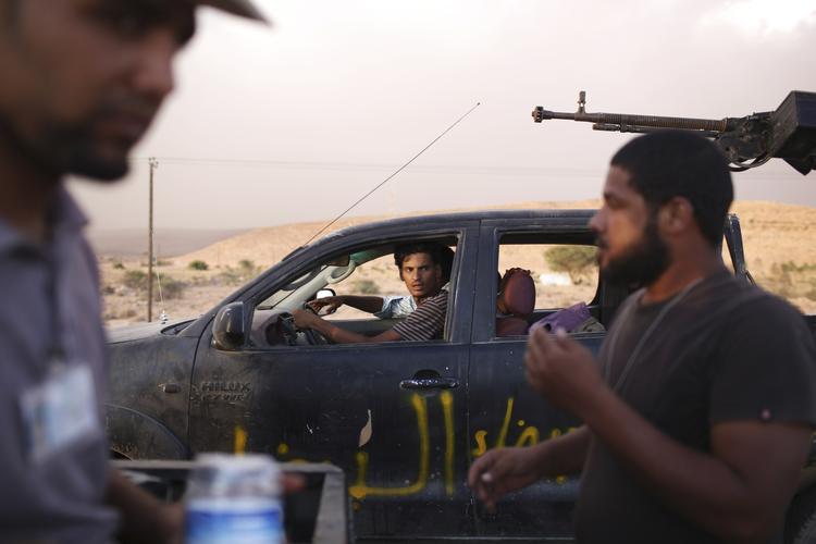 Møde. Den franske og den britiske regeringsleder er netop landet i Libyen for at støtte oprørsrådet. 