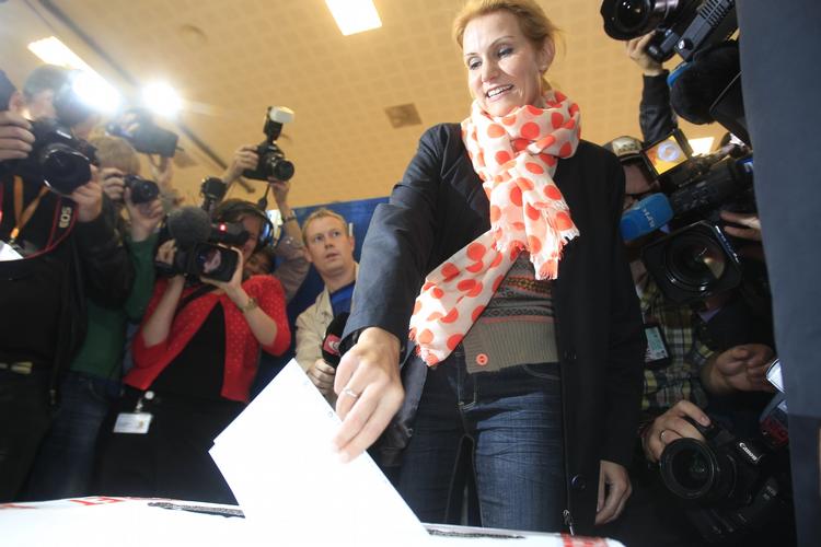 STEMMEAFGIVELSE. Socialdemokraternes formand, Helle Thorning-Schmidt stemmer på... Socialdemokraterne. 