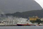 BRAND. Tyk sort røg breder sig ind over byen Ålesund i Norge. 