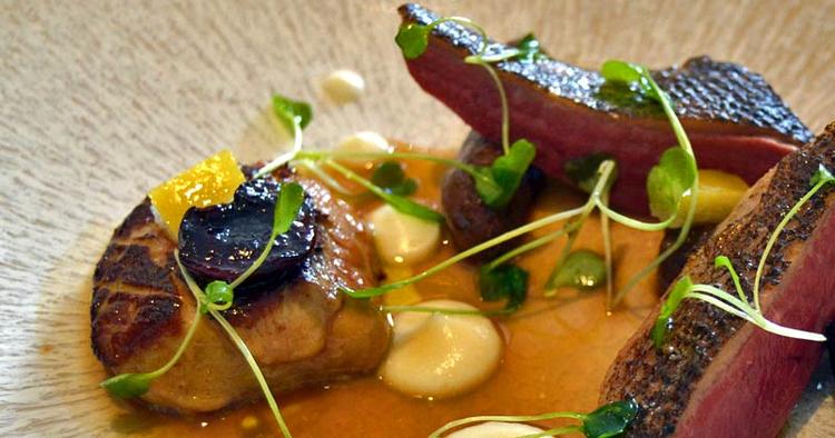 Michelinniveau. Skovduebryst med kakaobønner og foie gras på Drakes Restaurant i Ripley, blot en times kørsel fra London. 