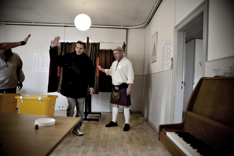 Stemme. Danskerne strømmer til valglokalerne. Her i Lumsås forsamlingshus i Odsherred. 