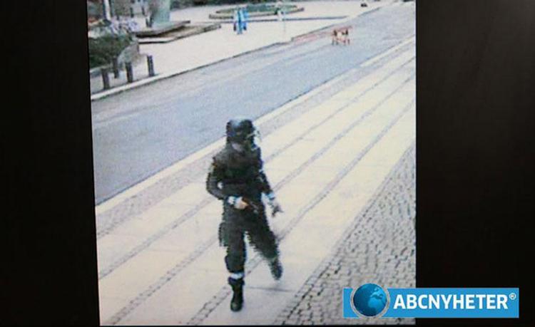 BOMBETERROR. Overvågningsbillederne viser Breivik på vej væk fra den bilbombe, han har efterladt uden for regeringskontorer midt i Oslo. 
