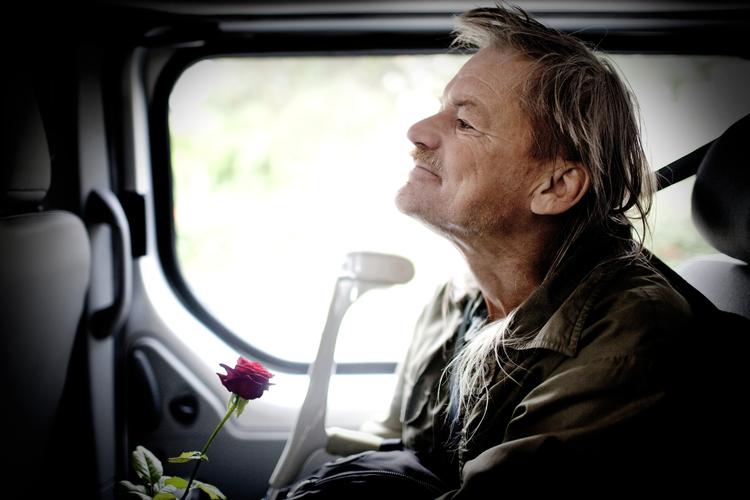Vælgerservice. Henning Petersen blev i dag kørt fra sin lejlighed, hen til valgstedet og tilbage igen. 