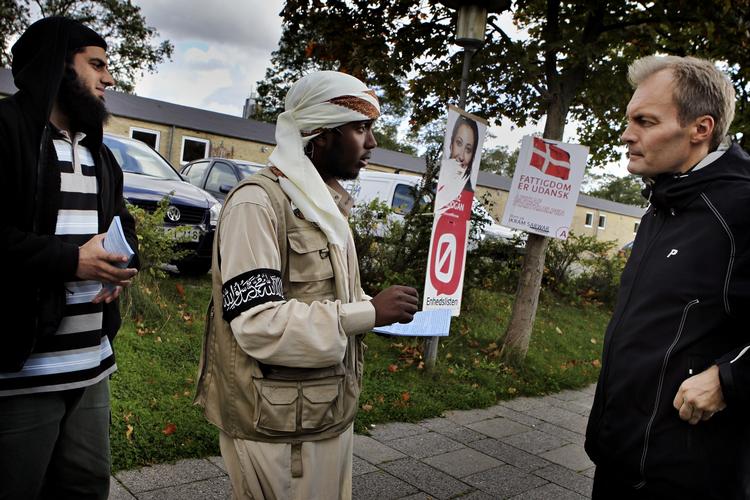 SHARIA. DF's Peter Skaarup møder foran Tingbjerg Skole en flok unge muslimer, der opfordrer folk til ikke at stemme. 
