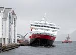 FÆRGEBRAND. 'MS Nordlys' ved kajen i Ålesund, hvor redningsmandskab kæmper for at hindre, at hun tager for meget vand ind. 