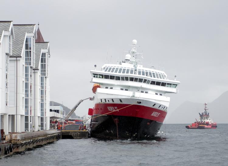 FÆRGEBRAND. 'MS Nordlys' ved kajen i Ålesund, hvor redningsmandskab kæmper for at hindre, at hun tager for meget vand ind. 
