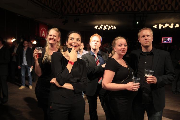 Venteposition. Det ligner en sejr, men Socialdemokraterne i Vega i København holder jublen tilbage, indtil det er helt sikkert, at rød blok har vundet. 