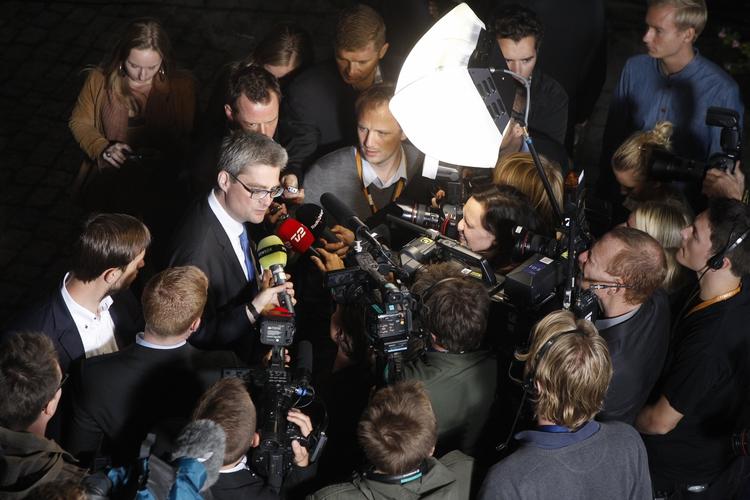 Minister. Søren Pind ankommer til valgfest med et solidt presseopbud i hælene. 