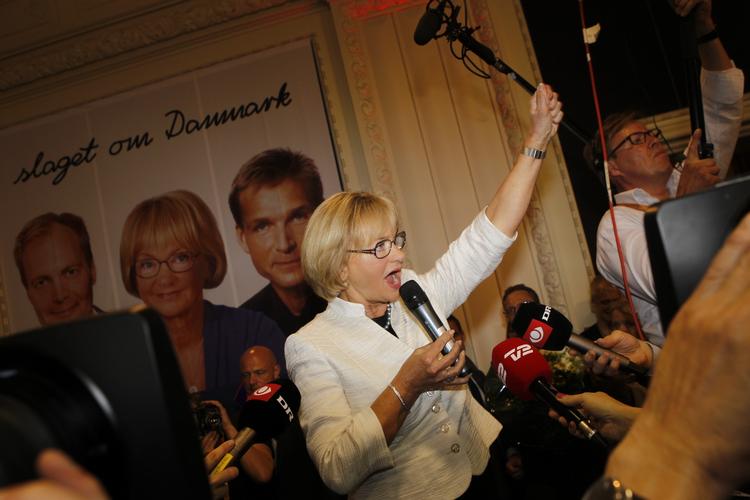 Stemmesluger. Pia Kjærsgaard tager tre partifæller med i Folketinget. 