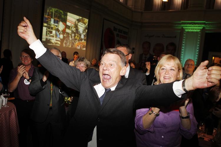 Valgfest. Trods tilbagegang var der alligevel fest hos Dansk Folkeparti til deres valgfest på Christiansborg. Her er det Jesper Langballe, som forlader Folketinget, der giver den gas. 