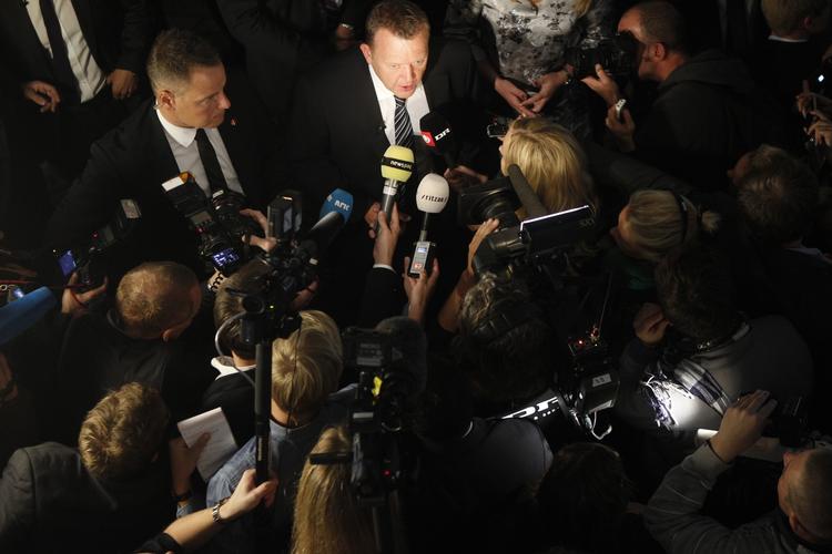 Farvel. Statsminister Lars Løkke Rasmusssen ankommer til Venstres valgfest og erkender sit nederlag. 