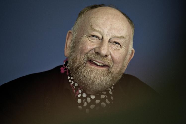 Kontroversiel. Kurt Westergaard påkaldte sig megen vrede, da han tegnede Muhammed med en bombe i turbanen. Nu frygter den norske efterretningstjeneste, at han tegninger i ny norsk bog kan skabe forfatteren problemer. 