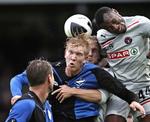 Øverst. FC Midtjyllands Sylvester Igboun - øverst til højre - kan glæde sig over, at der nu flyder flere millioner til Superligaklubben. Her ses han i en duel med HB Køges Simon Makienok Christoffersen i en tidligere kamp. 