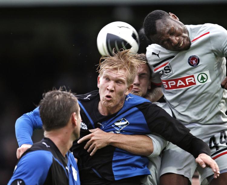 Øverst. FC Midtjyllands Sylvester Igboun - øverst til højre - kan glæde sig over, at der nu flyder flere millioner til Superligaklubben. Her ses han i en duel med HB Køges Simon Makienok Christoffersen i en tidligere kamp. 