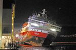 Slagside. To har mistet livet, efter at der udbrød brand på den norske færge Nordlys, som ligger med kraftig slagside i havnen i Ålesund. 