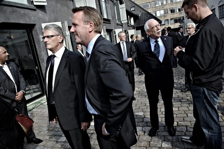 Kandidater. Både Mogens Lykketoft (t.v.) og Morten Bødskov (forrest) stiller op i Københavns Omegns Storkreds. Under valgkampen var de sammen til mindehøjtidelighed for ofrene for terrorangrebet 11. september 2001. 