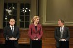 Rolleskift. Helle Thorning-Schmidt (S) er den nye kvinde i midten af dansk politik. Men såvel Lars Løkke Rasmussen (V) og Lars Barfoed (K) er klar til at udfordre hende. 
