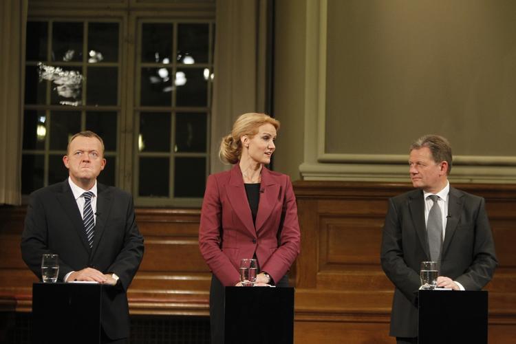 Rolleskift. Helle Thorning-Schmidt (S) er den nye kvinde i midten af dansk politik. Men såvel Lars Løkke Rasmussen (V) og Lars Barfoed (K) er klar til at udfordre hende. 