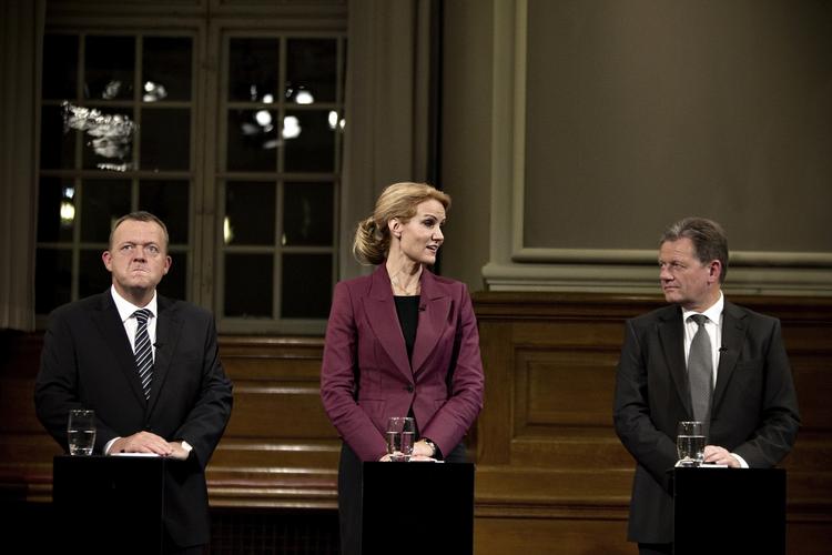 Blok. Helle Thorning-Schmidt kan ikke nøjes med at få de konservative og Lars Barfoed med om bord, når hun i fremtiden skal have felrtal for en eventuel S-SF-R-regerings politik. Også Enhedslisten eller et yderligere borgerligt parti skal med. 