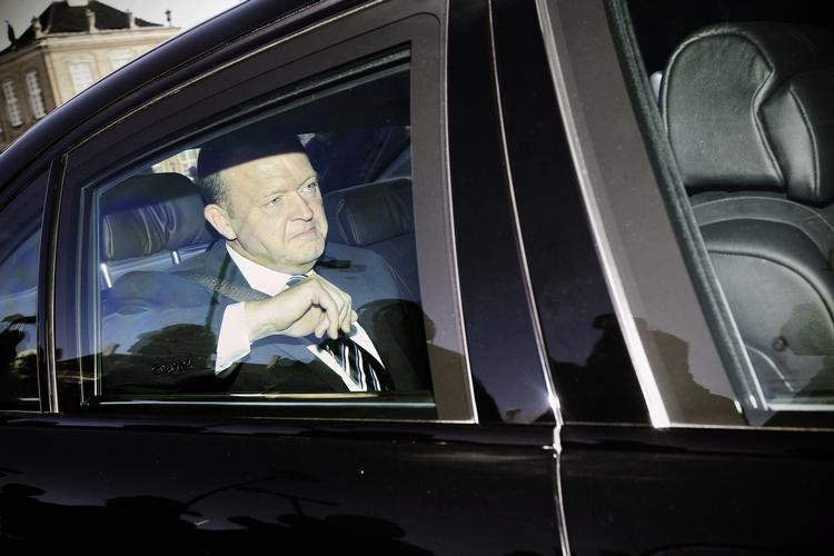 Afgående. Lars Løkke Rasmussen (V) har meddelt dronningen og kronprinsen, at han træder tilbage som statsminister. 