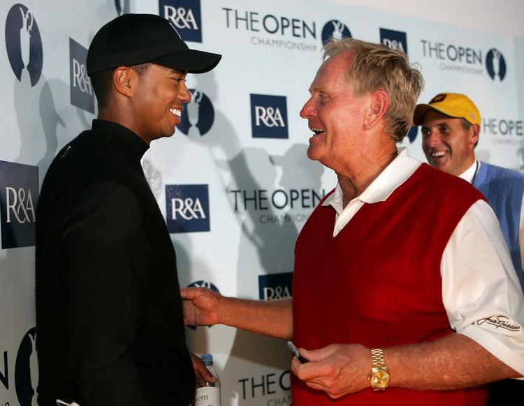 opmuntring. Tiger Woods skal nok komme tilbage, lover Jack Nicklaus, der her mødes med sin efterfølger under British Open i 2005. 