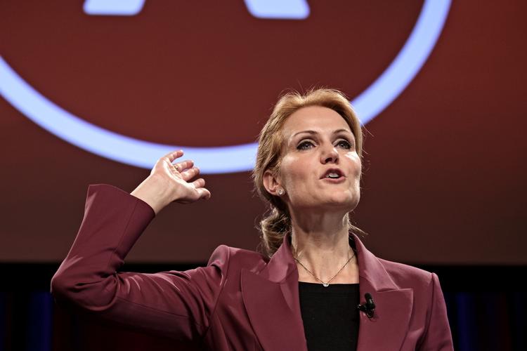Valgtale. Socialdemokraternes leder, Helle Thorning-Schmidt holdt sin sejrstale i Vega i aftes. Selv om partiet går tilbage med et mandat, så ser alt ud til, at hun bliver Danmarks næste statsminister, idet et flertal i det nye folketing siger, at de vil pege på hende. 
